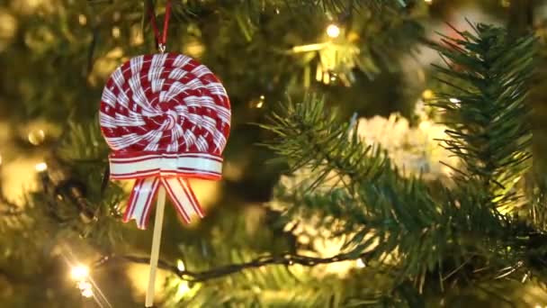 Decoratieve Kerstboom Met Ornamenten Lollipop Knipperende Lichten Feestelijke Huis Decoratie — Stockvideo