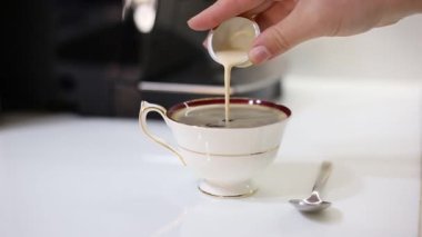 el taze espresso kahve bir fincan içine süt dökme