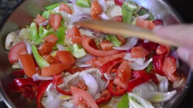 taze sebze ve yunan zeytinyağı ile güveç tavuk pişirme