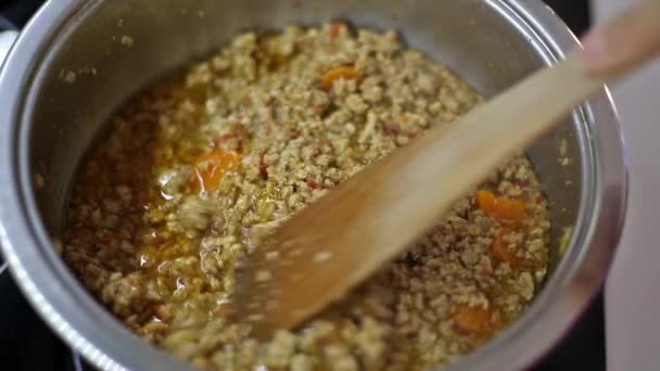Memasak Daging Cincang Kaserol Dengan Wortel Segar Dan Minyak Zaitun — Stok Video