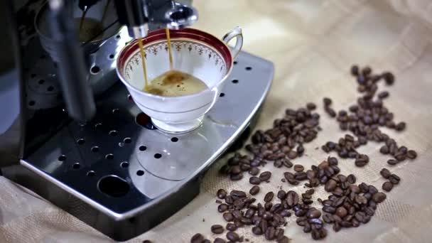 新鮮なホットエスプレッソコーヒーを注ぐコーヒーマシン — ストック動画