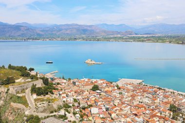 Nafplio kasaba Argolis Yunanistan yukarıdan sahne - drone görünümü - Yunan ünlü hedef