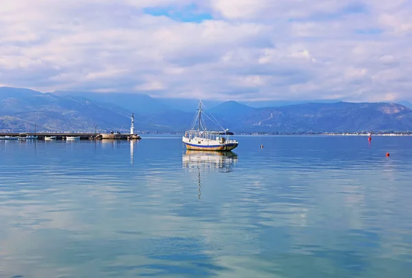 Παραδοσιακό Παλιό Αλιευτικό Σκάφος Που Αντανακλάται Στο Νερό Ναύπλιο Ελλάδα — Φωτογραφία Αρχείου