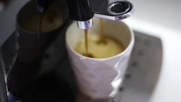 Nahaufnahme Einer Kaffeemaschine Die Frischen Heißen Espresso Einschenkt — Stockvideo