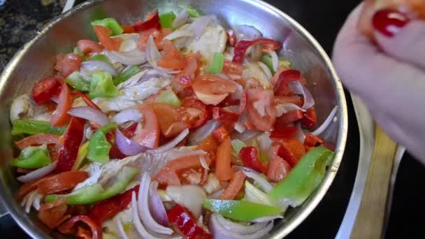 Frau Schneidet Frische Tomaten Die Kasserolle Mit Hühnchen Und Anderem — Stockvideo