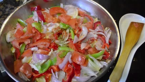 Mujer Poniendo Orégano Cazuela Con Pollo Verduras — Vídeos de Stock