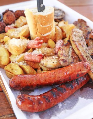 et lezzetli çeşitli büyük tabak - ızgara biftek, köfte, tavuk, sosis, ekmek ve patates kızartması 