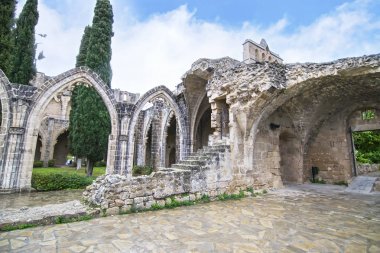 Girne Kıbrıs, 27 Kasım 2016: Kuzey Kıbrıs Bellapais Manastırı - Bellapais manastırı - Kıbrıs'ın simge yapıları. Editoryal kullanım.