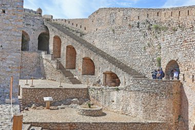 NAFPLIO GREECE, 10 Mayıs 2019: Nafplio Argolis Yunanistan 'daki Palamidi kalesi. Düzenleyici kullanımı.