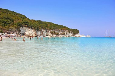 Antipaxos Yunanistan, Ağustos 30 2017: Antipaxos adası Yunanistan Voutoumi plaj manzarası. Editoryal kullanım.