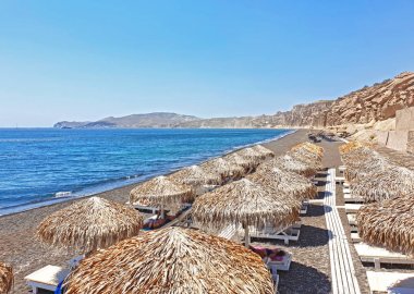 Santorini adasında plaj manzara siyah volkanik kum ile Mesa Pigadia denilen - Kiklad Yunanistan