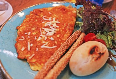 kahvaltı - omlet, salata ve taze ekmek ile brunch - natürmort gıda fotoğraf