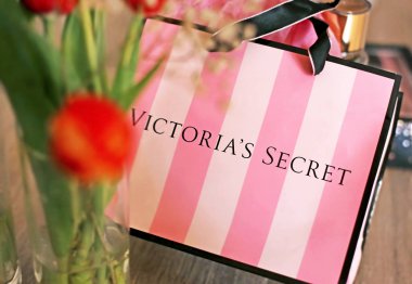 Atina Yunanistan, 17 Ocak 2019: Victoria'nın gizli perfum şişe ve alışveriş çantası. Editoryal kullanım. 