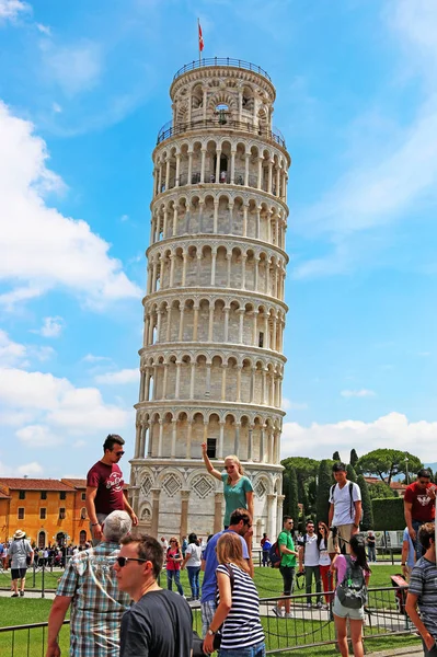 Pisa Italien 2018 Juni Turister Poserar Framför Den Lutande Pisa — Stockfoto