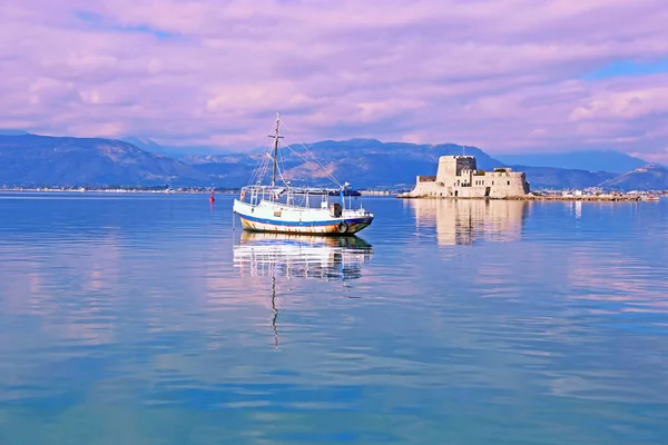 Paisaje Nafplio Argolis Grecia Barco Pesca Tradicional Castillo Bourtzi Nubes — Foto de Stock