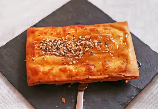geleneksel yunan peyniri feta denilen - phyllo kabuk sarılmış - bal, susam ve fındık ile bir Yunan taverna