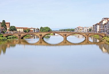 Arno nehri Floransa veya Firenze şehir İtalya etkileyici yansımaları