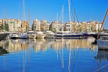 pasalimani limanı Pire Yunanistan'da denize yansıyan yelkenli ve yatlar