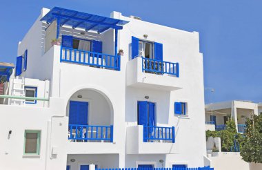 Ano Koufonisi adası Kiklad Yunanistan mavi detayları ile geleneksel evler