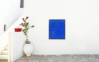 Koufonisia adaları Yunanistan mavi ahşap pencere ve begonviller çiçek