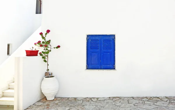 蓝色木窗和布干维利亚花在库福尼萨群岛希腊 — 图库照片