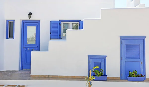 キクラデス諸島の伝統的な建築 クフォニシ島ギリシャ 紫色のドアと窓 — ストック写真