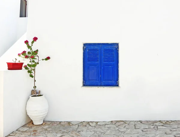 伝統的な建築 クフォニシ ギリシャの青い木製の窓とブーゲンビリア — ストック写真