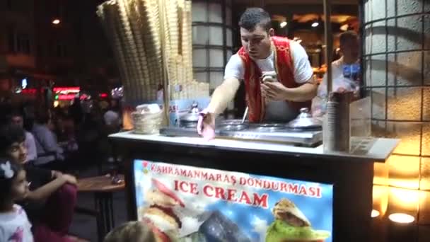 Turchia Istanbul Settembre 2019 Uomo Che Buffi Trucchi Con Gelato — Video Stock