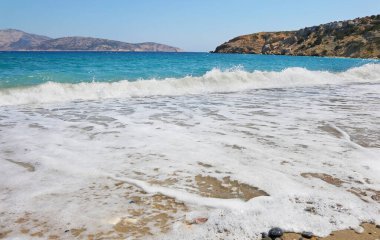 Yunanistan 'ın Kato Koufonisi adasında kumsal dalgaları 