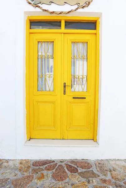 コフォニジア島の伝統的な木製の黄色のドア Cyclades Greece — ストック写真