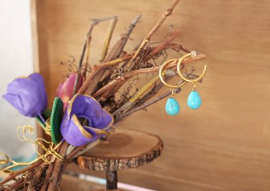 Turkuaz değerli taşlı altın küpeler yarı değerli mücevherler.