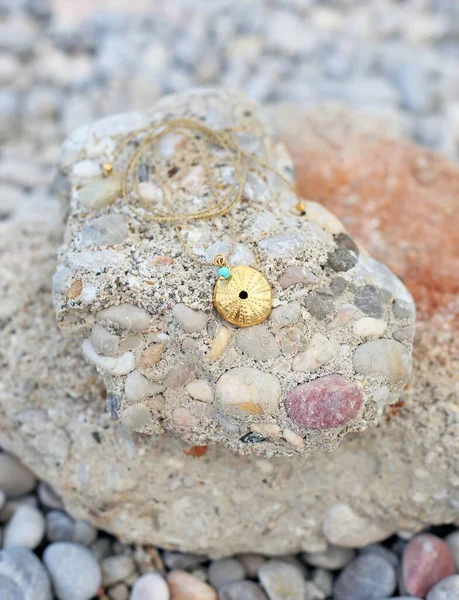海滩上的金海海胆项链 夏季希腊珠宝广告 — 图库照片