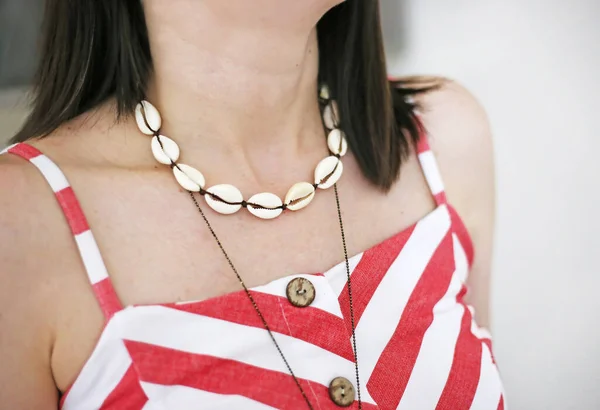 Vrouw Draagt Stijlvolle Zomer Ketting Met Witte Schelpen Griekse Sieraden — Stockfoto