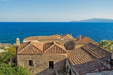 Monemvasia Kalesi Laconia Moreloponnese Yunanistan 'dan görüldüğü gibi  