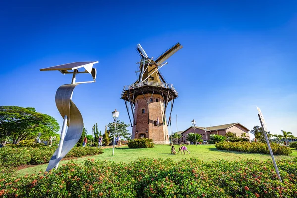 Holambra, Brezilya'da Hollanda değirmen içoğaltıcısı. Holambra Brezilya'da büyük çiçek üretimi ve Hollanda göçmen vatandaşları.