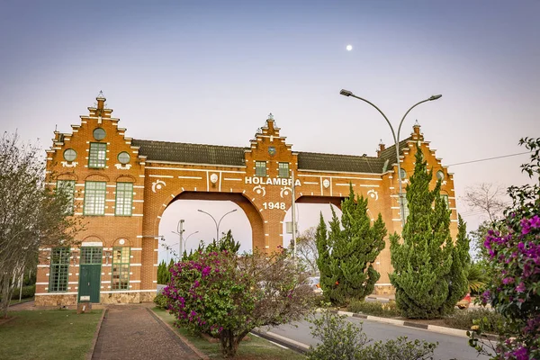 Holambra şehir geçidi, Brezilya. Holambra Brezilya'da büyük çiçek üretimi ve Hollanda göçmen vatandaşları.