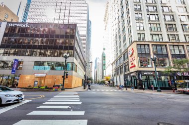 Chicago, Illinois/Amerika Birleşik Devletleri - 01 Eylül 2018: Güneşli bir günde Chicago'nun sokak manzarası.