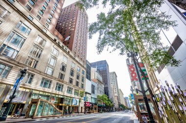 Chicago, Illinois/Amerika Birleşik Devletleri - 01 Eylül 2018: Güneşli bir günde Chicago'nun sokak manzarası.