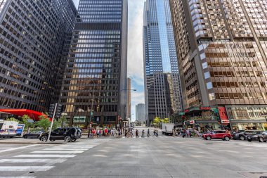 Chicago, Illinois/Amerika Birleşik Devletleri - 01 Eylül 2018: Güneşli bir günde Chicago'nun sokak manzarası.