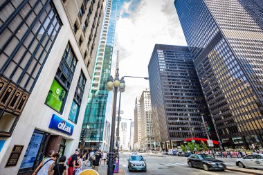 Chicago, Illinois/Amerika Birleşik Devletleri - 01 Eylül 2018: Güneşli bir günde Chicago'nun sokak manzarası.