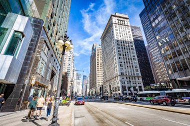 Chicago, Illinois/Amerika Birleşik Devletleri - 01 Eylül 2018: Güneşli bir günde Chicago'nun sokak manzarası.