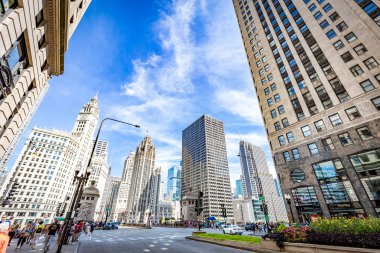 Chicago, Illinois/Amerika Birleşik Devletleri - 01 Eylül 2018: Güneşli bir günde Chicago'nun sokak manzarası.
