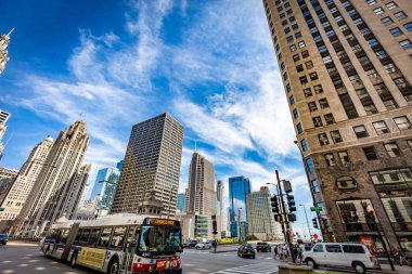 Chicago, Illinois/Amerika Birleşik Devletleri - 01 Eylül 2018: Güneşli bir günde Chicago'nun sokak manzarası.