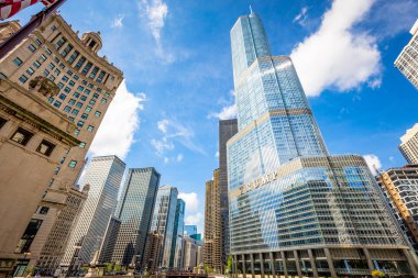 Chicago, Illinois/Amerika Birleşik Devletleri - 01 Eylül 2018: Güneşli bir günde Chicago binalarının görünümü.