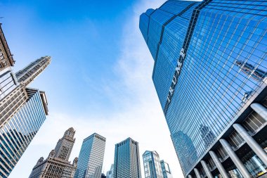 Chicago, Illinois/Amerika Birleşik Devletleri - 01 Eylül 2018: Güneşli bir günde Chicago binalarının görünümü.