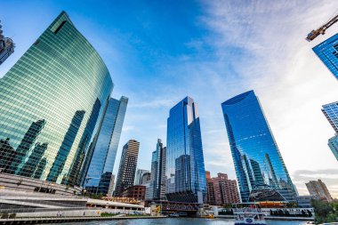 Chicago, Illinois/Amerika Birleşik Devletleri - 01 Eylül 2018: Güneşli bir günde Chicago binalarının görünümü.