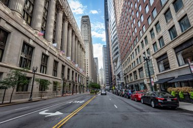 Chicago, Illinois/Amerika Birleşik Devletleri - 01 Eylül 2018: Güneşli bir günde Chicago'nun sokak manzarası.