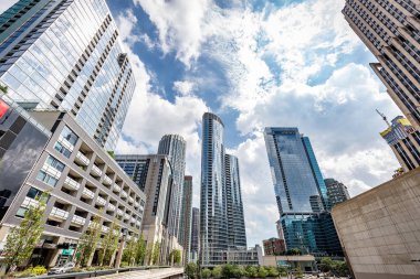 Chicago, Illinois/Amerika Birleşik Devletleri - 01 Eylül 2018: Güneşli bir günde Chicago binalarının görünümü.