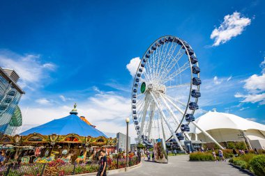 Chicago, Illinois/Amerika Birleşik Devletleri - 01 Eylül 2018: Navy Pier, Michigan gölündeki eğlence parkının güneşli bir günde görünümü.