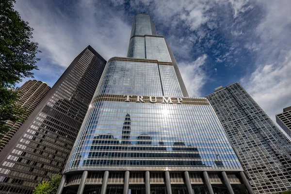 Chicago, Illinois/Amerika Birleşik Devletleri - 01 Eylül 2018: Güneşli bir günde Chicago binalarının görünümü.